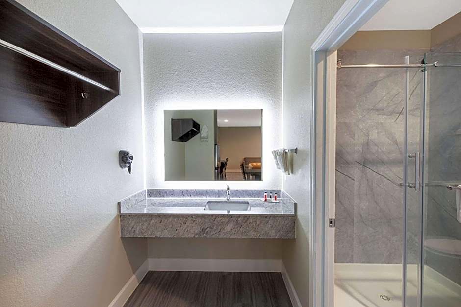 Days Inn & Suites by Wyndham La Porte