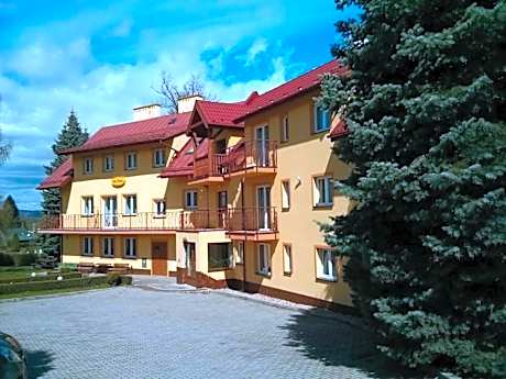 OŚRODEK WYPOCZYNKOWY NAD STAWEM - przy promenadzie, wybierany przez Gości ceniących ciszę i komfortowy wypoczynek w bezpośrednim sąsiedztwie parku zdrojowego z tężnią solankową