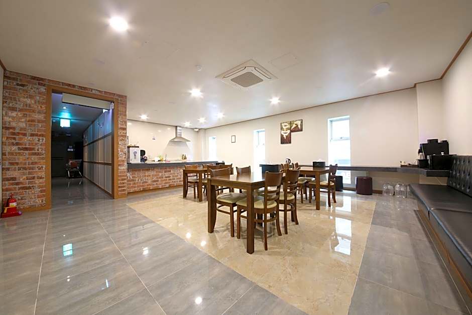 H  Hotel