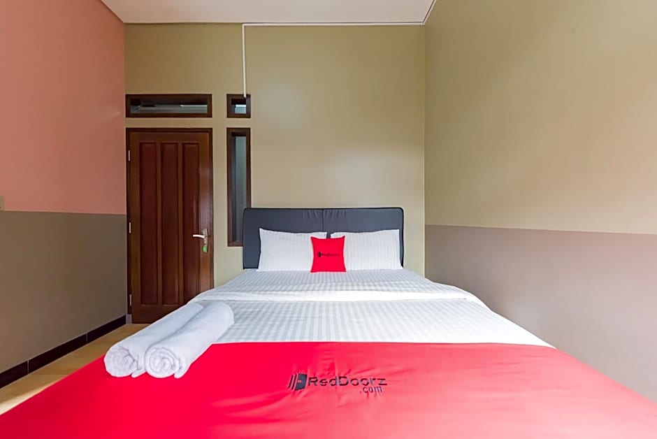 RedDoorz Syariah near Politeknik Negeri Bandung Campus