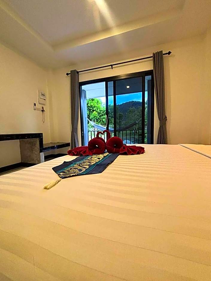 Lanta Buddy Resort , Long Beach