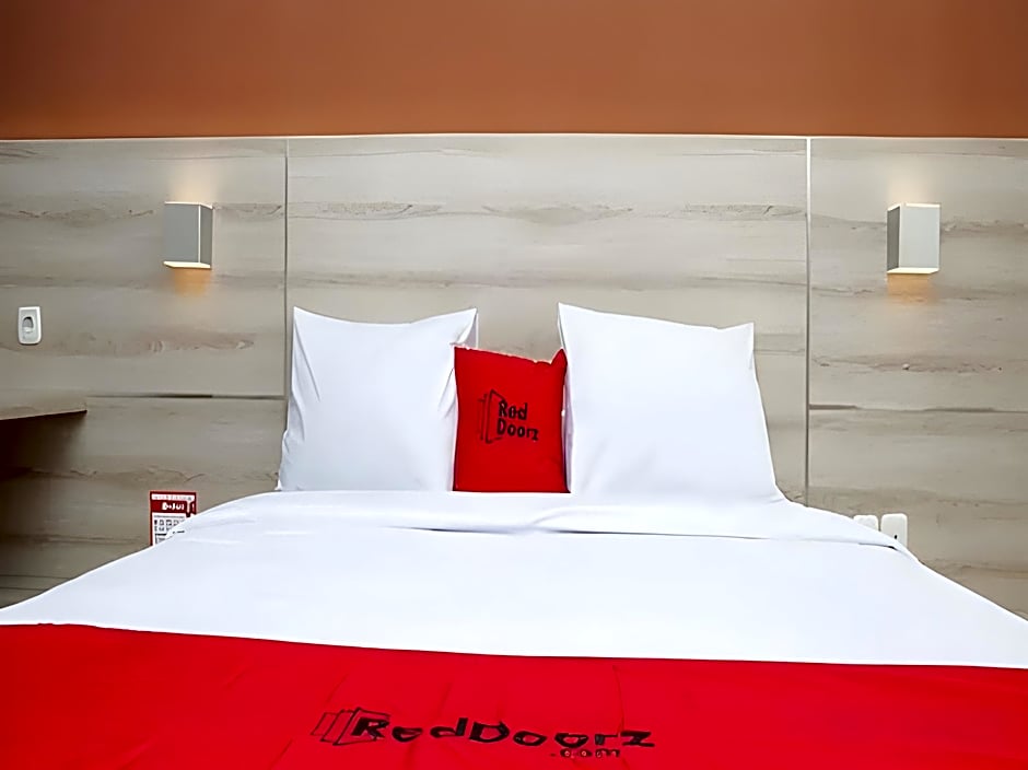RedDoorz Plus near Pasundan University