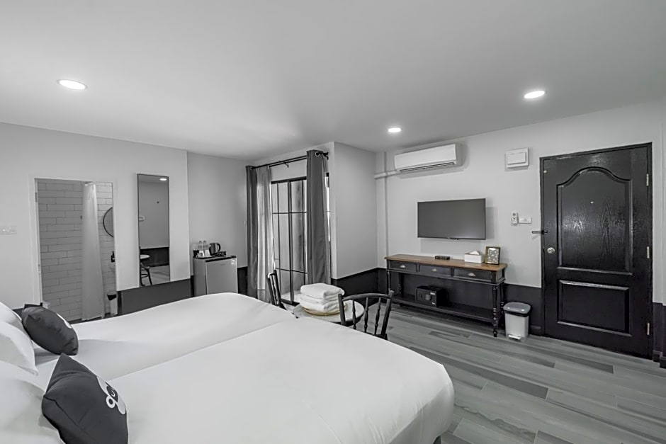 Blu Monkey Boutique Bangsaen