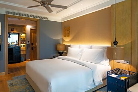 1 King Bed Standard Accessible