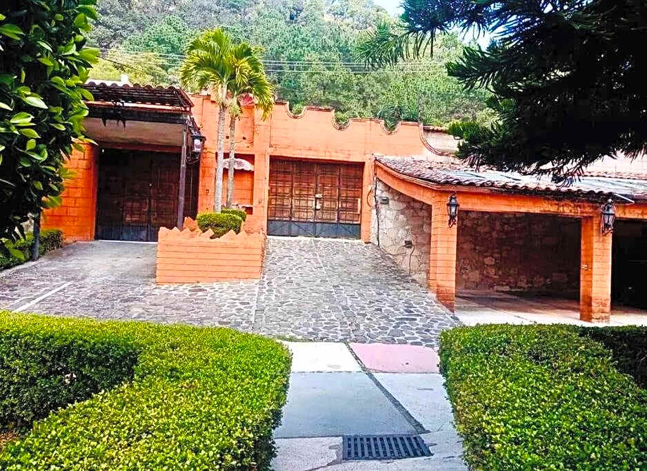 Residencia estilo Californiana Jardín de los Soles