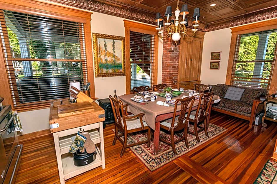 South Broadway Manor B&B - Near Fallingwater, Ohiopyle State Park, Hiking & Biking trails GAP