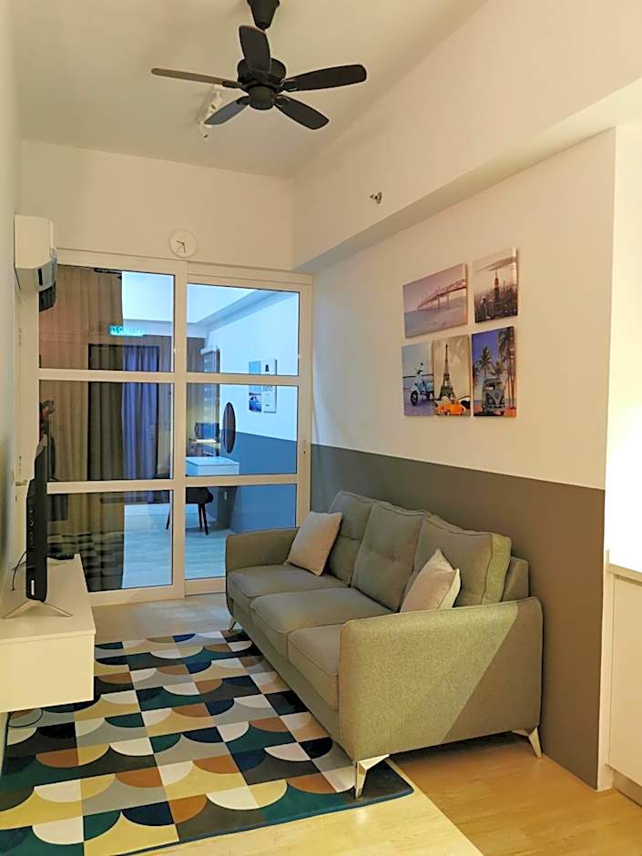 REVO at AURORA PLACE, Pavilion 2, 5 Minutes To AXIATA ARENA BUKIT JALIL FREE WIFI by De Harlequins Guesthouse