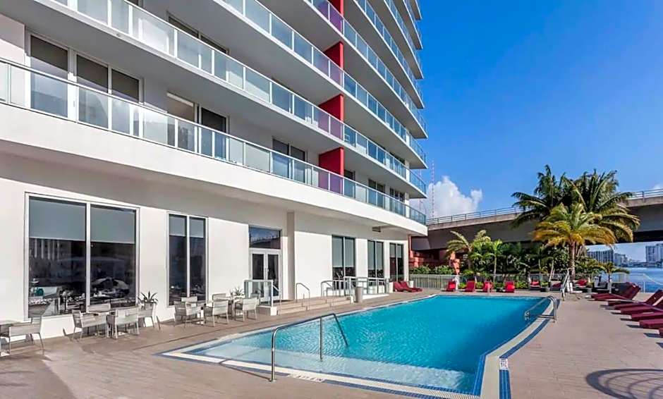 Spectacular View wBalcony Pool