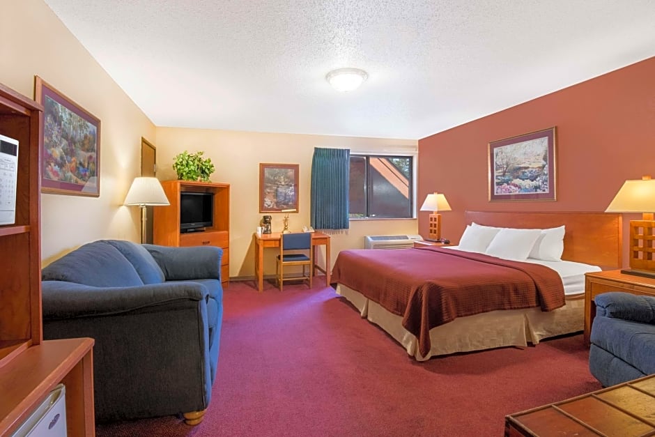 Super 8 by Wyndham Grand Rapids
