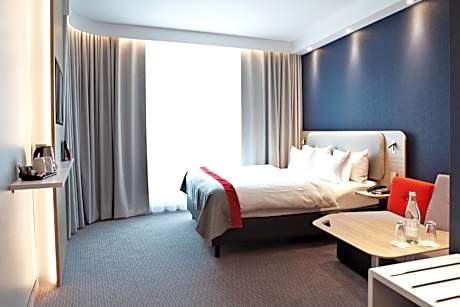 1 Queen Bed Standard Single Sofa Bed