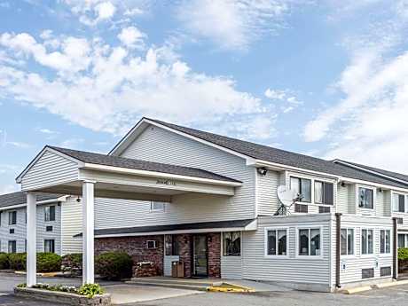 Super 8 by Wyndham Portland/Westbrook Area