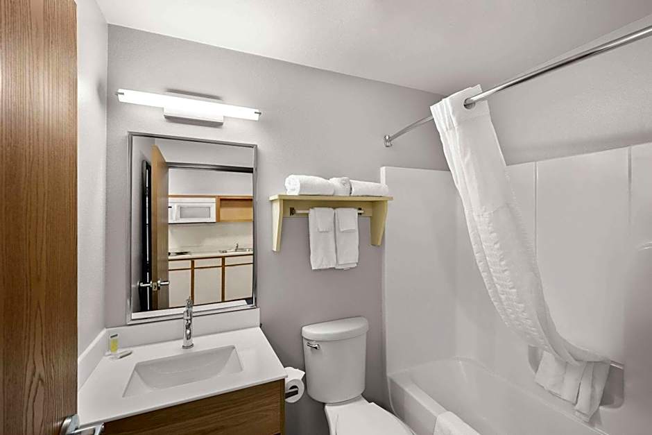 Days Inn & Suites by Wyndham Rochester South