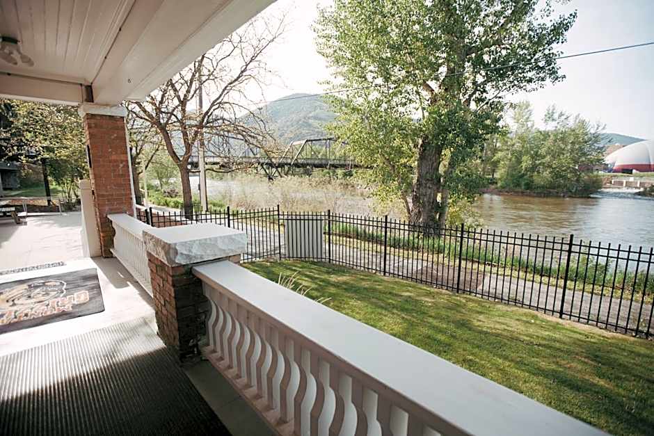 Goldsmith's River Front Inn