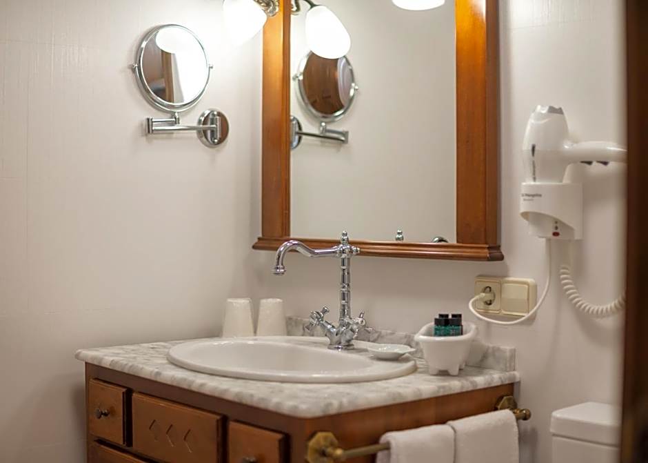 Logis Hotel Restaurante La Casa de Juansabeli