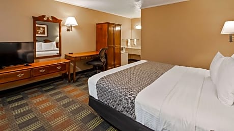 1 Queen Bed, Non-Smoking, Microwave And Refrigerator, High Speed Internet Access, Full Breakfast