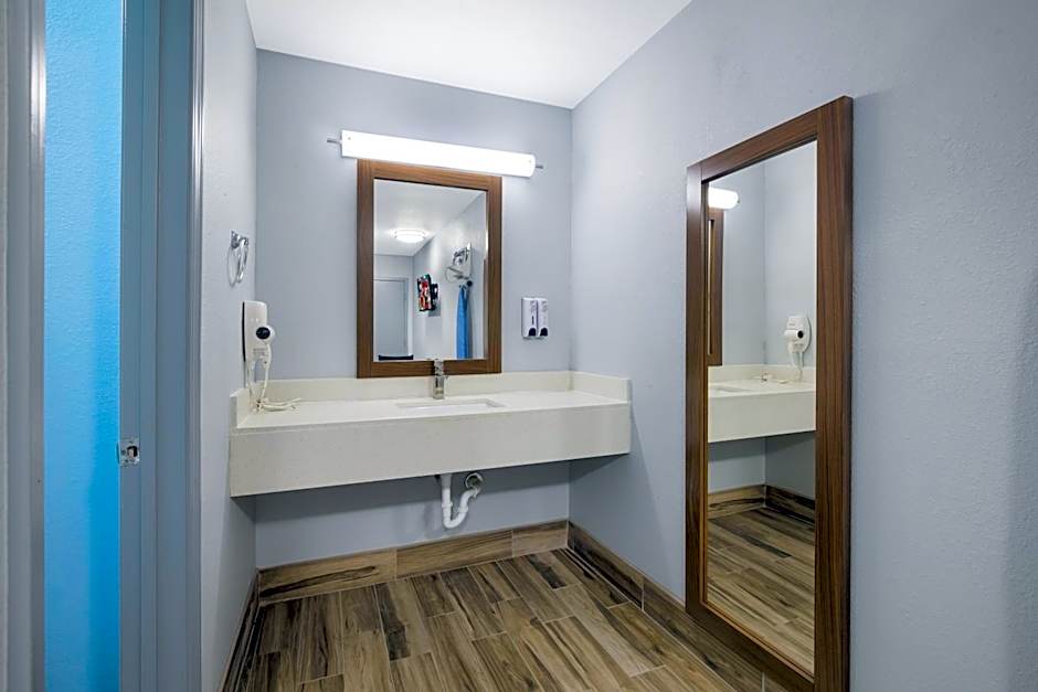 HomeTowne Studios by Red Roof Orange, TX