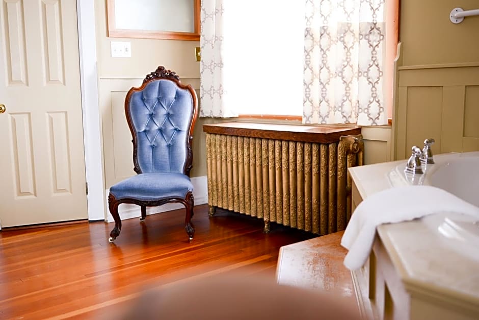 Dashwood Manor Seaside Bed & Breakfast