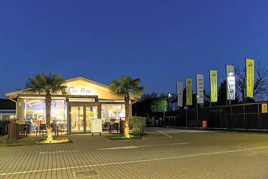 hu Venezia Camping in Town