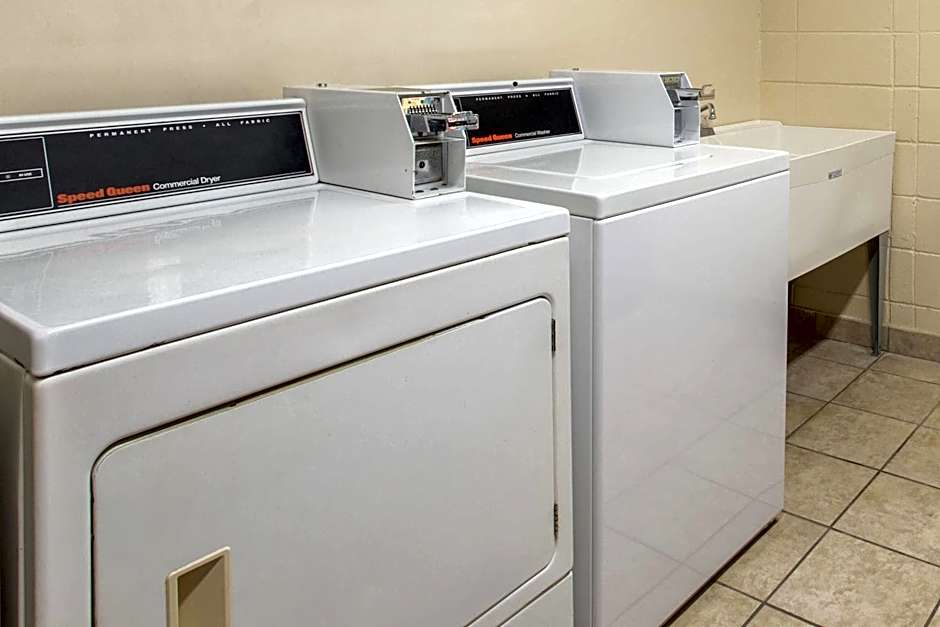 Days Inn & Suites by Wyndham Navarre - near Beaches/Hurlburt