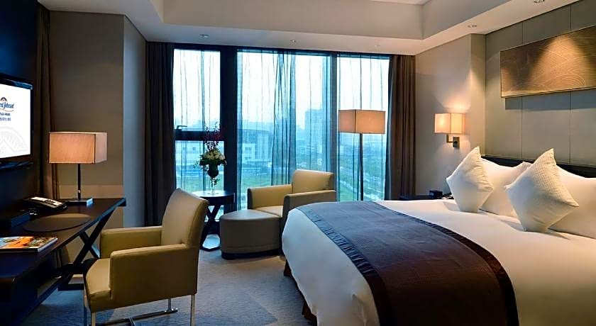 Howard Johnson IFC Plaza Ningbo Hotel