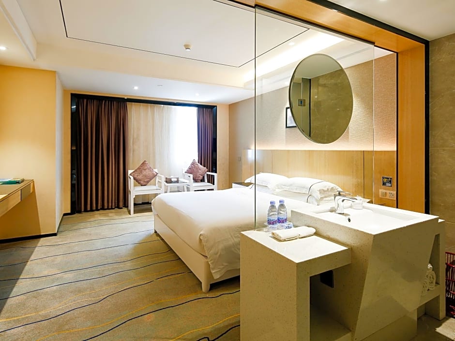 Photo 1 of 8 of Deluxe 1 King Bed