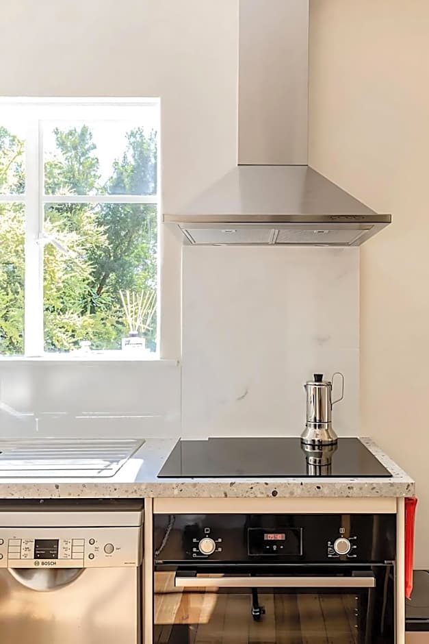 Relaxing modern home in central Sandy Bay