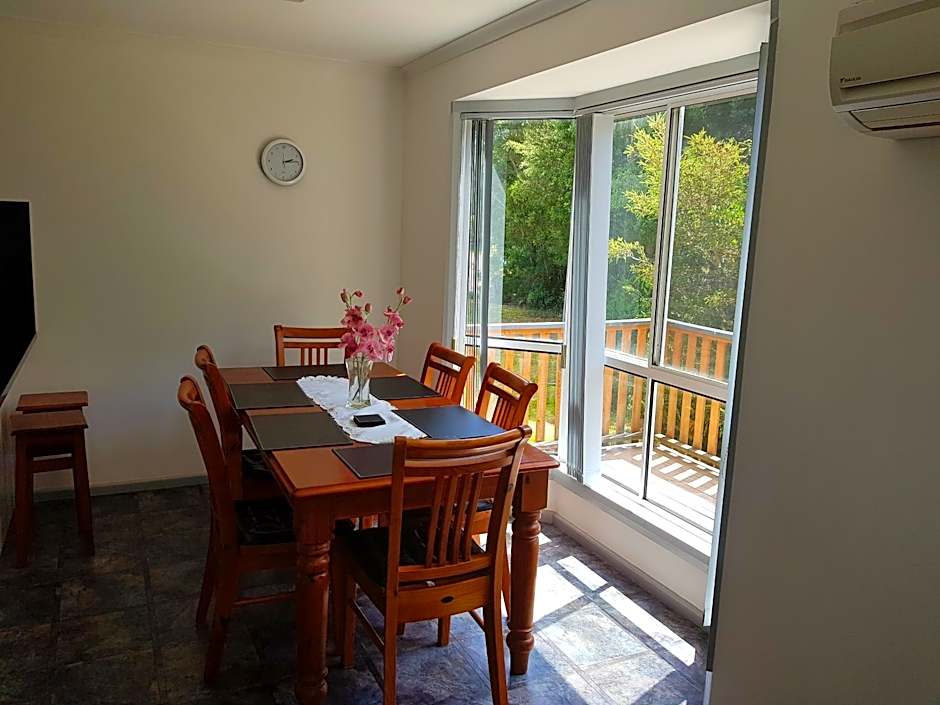 Regatta Point Tavern & Holiday Villas