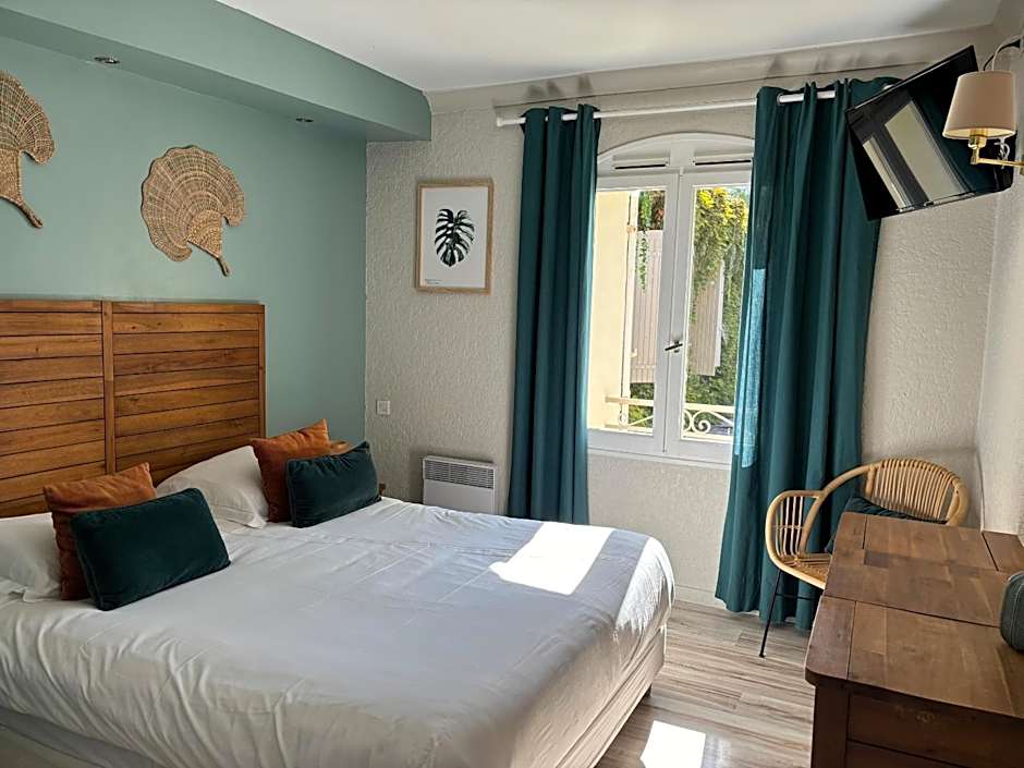 Zdjęcie 1 z 8 — 1 Queen Bed, Pool View