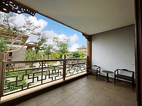 Courtyard View Queen Room