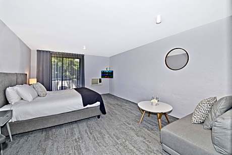 Deluxe King with Free Wifi and Parking