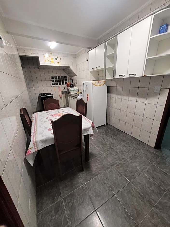 Casa com dois quartos,dois banheiros,sendo uma suíte,sala de estar cozinha e garagem