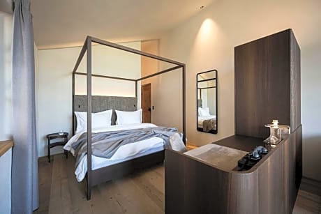 Deluxe 1 King Bed Suite