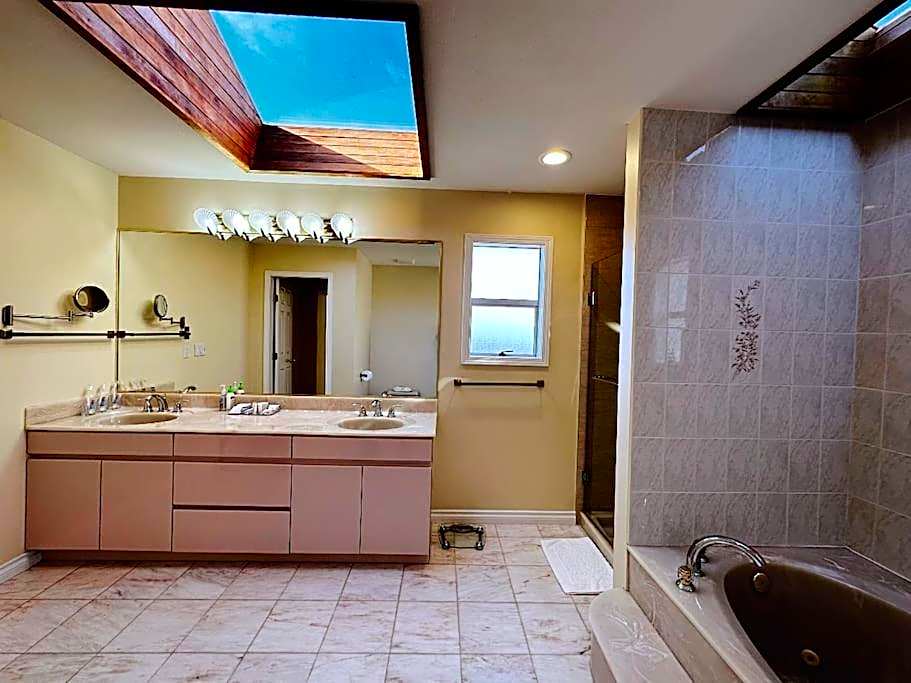 Super Cosy 8Bed & 6Bath in Vancouver heart near to airport and DownTown