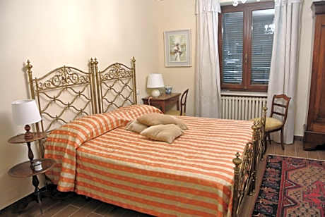 Deluxe Double Room (2 Adults + 1 Child)