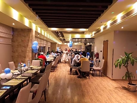 Deluxe Suite Room, 1 Bedroom Larger Suite, 1 King, City view