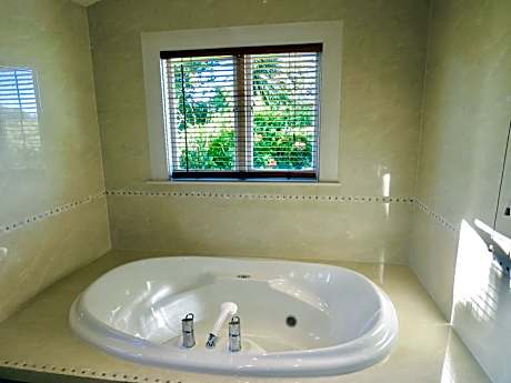 Queen Room with Spa Bath