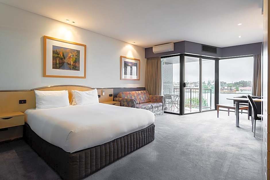 Lakes Hotel