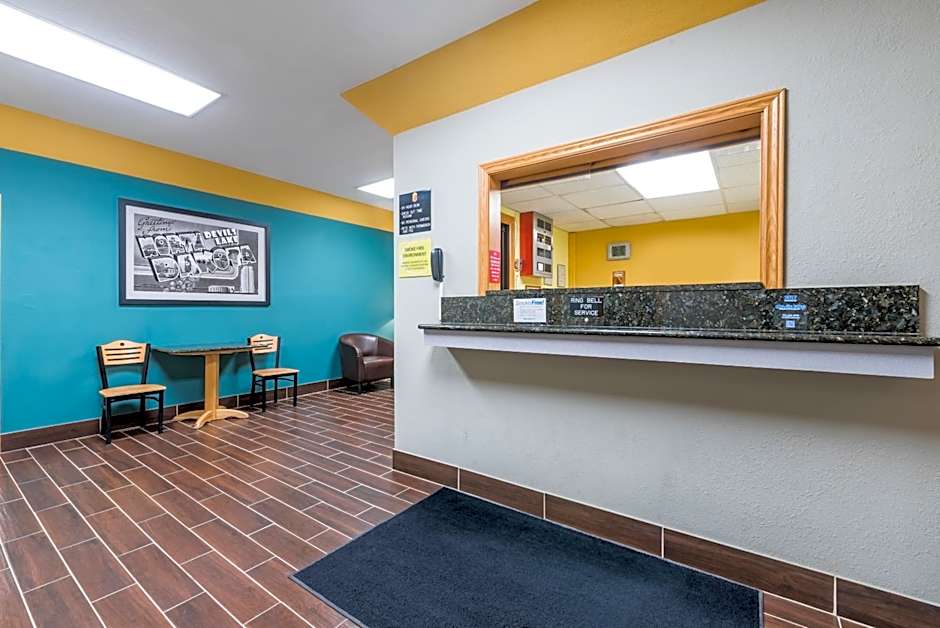 Super 8 by Wyndham Devils Lake