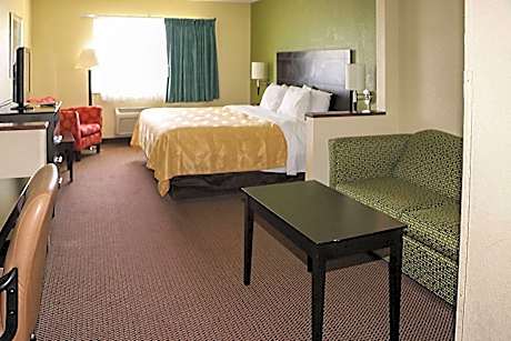 1 King Bed Suite Nonsmoking