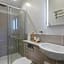 King Deluxe Ensuite with Courtyard View - Hawking