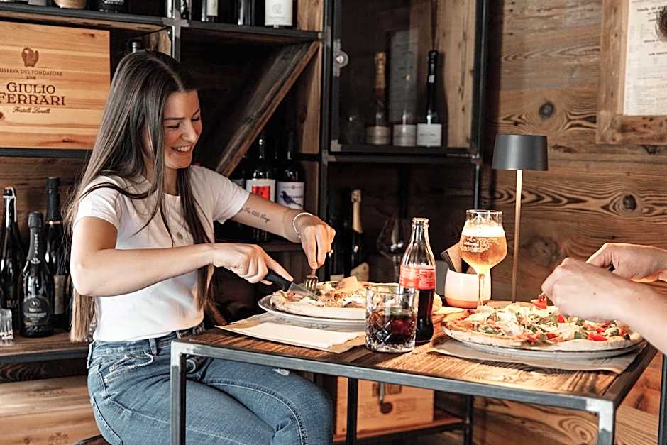 Hotel Al Bivio - Pizzeria, Pool & Sauna