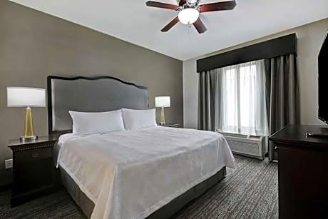 King Suite with Accessible Tub - Mobility and Hearing Access/Non-Smoking