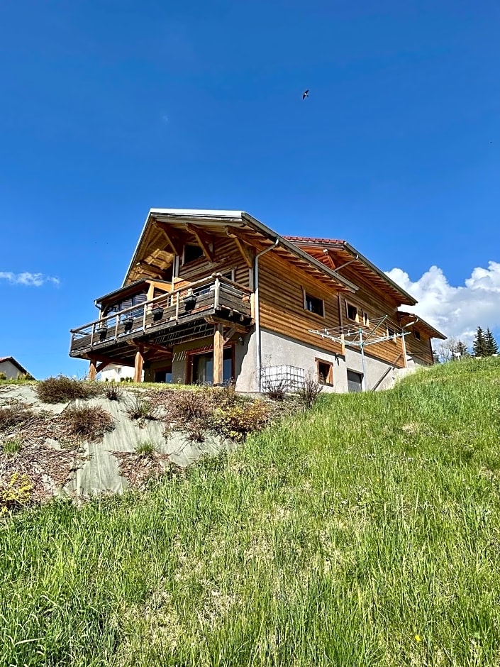 Gîte avec terrasse et belle vue - ChaletNelda com