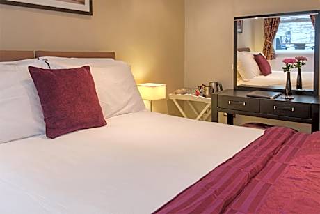 Room 3 - Budget King Small Room inc Terrace - Ensuite with Shower