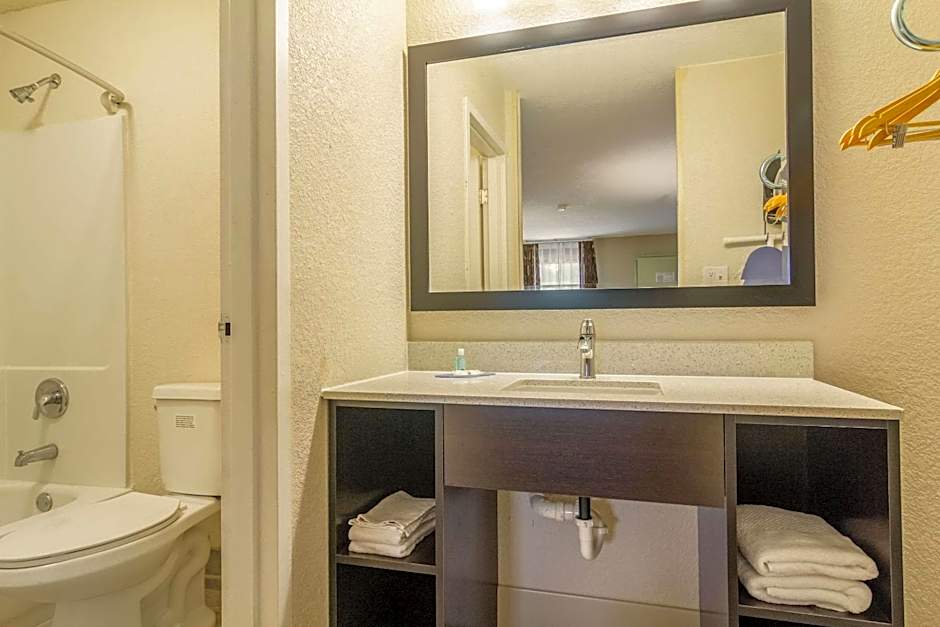 Suburban Studios Hotel Kingsland Near I-95