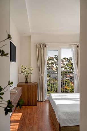 Deluxe Double with Balcony Mountain View