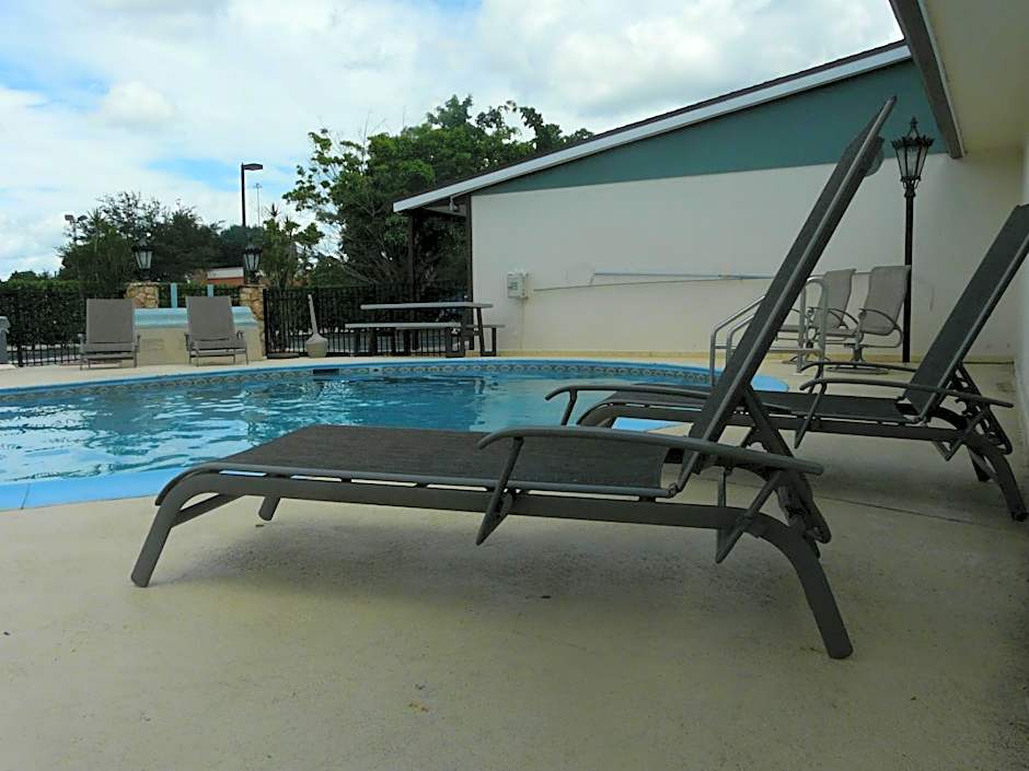 Spinnaker Inn of Naples