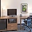 La Quinta Inn & Suites by Wyndham Arlington North Six Flags Drive