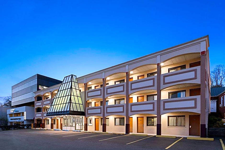 Travelodge by Wyndham Manhasset