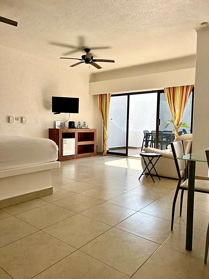 Pelicano Inn Playa del Carmen - Beachfront Hotel